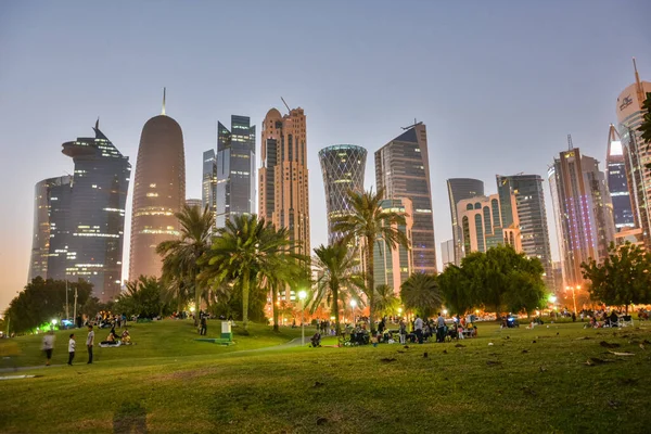 Doha Qatar November 2016 Park Corniche Waterfront Doha People Skyscrapers — Stok fotoğraf