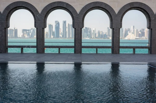 Doha Qatar November 2016 Doha Skyline Viewed Arches Museum Islamic — Stok fotoğraf