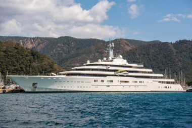 Marmaris, Türkiye - 23 Mart 2022. M / Y Eclipse süperyatı, Türkiye 'nin Marmaris kentindeki Netsel Marina limanında Rus oligarch Roman Abramovich' e ait. Hamburg, Almanya 'dan Blohm + Voss tarafından inşa edilmiş ve 9 Aralık 2010' da Abramovich 'e teslim edilmiştir.