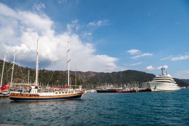 Marmaris, Türkiye - 23 Mart 2022. Türkiye 'nin Marmaris tatil beldesindeki Netsel Marina manzarası, M / Y Eclipse superyatının sahibi Rus oligarch Roman Abramovich, sağda.