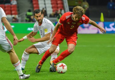 Kazan, Rusya - 10 Ekim 2017. İran Millî Futbol Takımı, Rusya 'ya karşı uluslararası dost Rusya - İran (1-1) maçında savunma oyuncusu Mario Fernandes' e karşı Ehsan Haysafi 'yi geride bıraktı.)