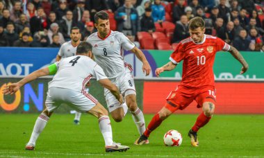Kazan, Rusya - 10 Ekim 2017. İran futbolcuları, uluslararası dost Rusya İran 'a karşı (1-1) maçında Jalal Hosseini ve Morteza Pouraliganji' nin Rusya forveti Fedor Smolov 'a karşı olduğunu söylediler ()