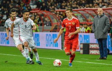 Kazan, Rusya - 10 Ekim 2017. İran Millî Futbol Takımı oyuncuları Saeid Ezzatollahi ve Omid Ebrahimi, Rusya 'nın İran' a karşı açtığı uluslararası dost Rusya maçında Rus forvet Dmitry Poloz 'a karşı (1-1))