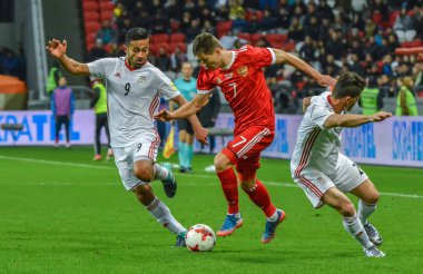 Kazan, Rusya - 10 Ekim 2017. İran Millî Futbol Takımı 'nın orta saha oyuncusu Omid Ebrahimi, Rusya' ya karşı uluslararası dost Rusya - İran maçında (1-1) Rus forvet Dmitry Poloz 'a karşı)