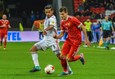 Kazan, Rusya - 10 Ekim 2017. İran Millî Futbol Takımı 'nın orta saha oyuncusu Omid Ebrahimi, Rusya' ya karşı uluslararası dost Rusya - İran maçında (1-1) Rus forvet Dmitry Poloz 'a karşı)