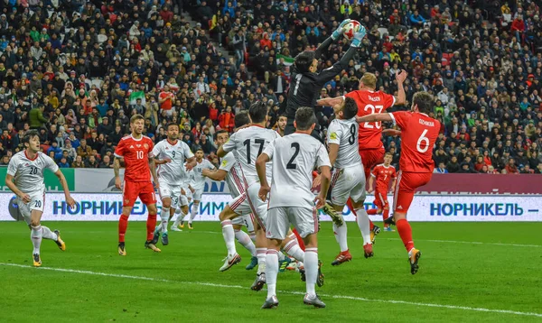 Kazan, Rusya - 10 Ekim 2017. İran milli futbol takımı Rusya 'ya karşı uluslararası dost Rusya' nın İran 'a karşı düzenlediği saldırıyı aklıyor (1-1))