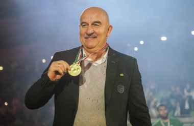 Budapeşte, Macaristan - 7 Mayıs 2022. Ferencvaros teknik direktörü Stanislav Cherchesov, OTP Bank Liga Oyun Haftası 32 maç Ferencvaros-MTK Budapeşte maçından sonra 2021 / 22 Macaristan Lig şampiyonu madalyasıyla 2021 / 22 sezonunda.