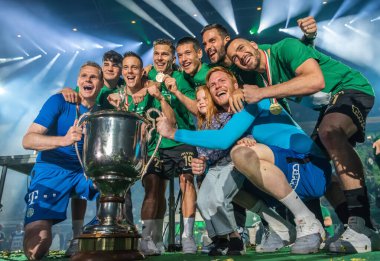 Budapeşte, Macaristan - 7 Mayıs 2022. Ferencvaros oyuncuları, OTP Bank Liga Maçı 'nın 32' nci haftası Ferencvaros - MTK Budapeşte maçı sonrasında 2021 / 22 Macaristan Lig Kupası 'nda oynadılar.. 