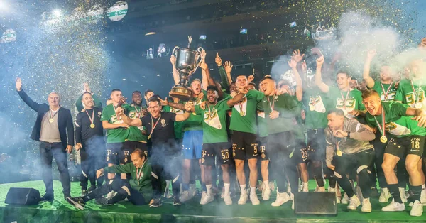 Budapeşte, Macaristan - 7 Mayıs 2022. Ferencvaros takımı, OTP Bank Liga Maçı 'nın 32. haftası Ferencvaros - MTK Budapeşte maçı sonrasında lig kupası ile 2021 / 22 sezonunun 33. lig şampiyonluğunu kutluyor..