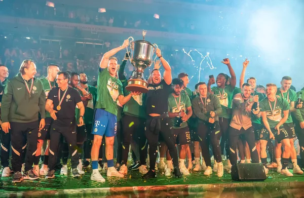 Budapeşte, Macaristan - 7 Mayıs 2022. Ferencvaros takımı, OTP Bank Liga Maçı 'nın 32. haftası Ferencvaros - MTK Budapeşte maçı sonrasında lig kupası ile 2021 / 22 sezonunun 33. lig şampiyonluğunu kutluyor.. 