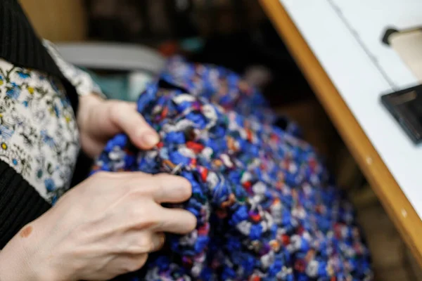 Krawcowa pracuje z tkaniną z rękami w pracowni — Zdjęcie stockowe