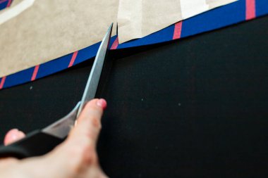 Elleri makaslı kumaş üzerinde