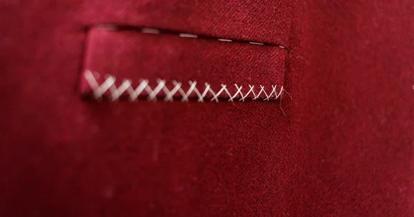 Atölyedeki bitmiş elbise ya da takım elbisenin parçası, kapat