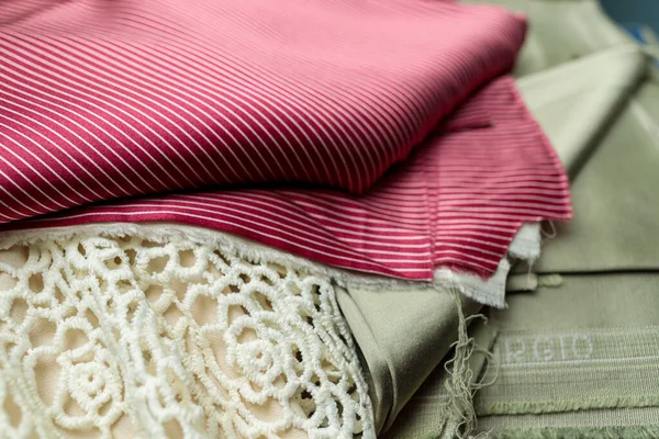 Atölyedeki bitmiş elbise ya da takım elbisenin parçası, kapat