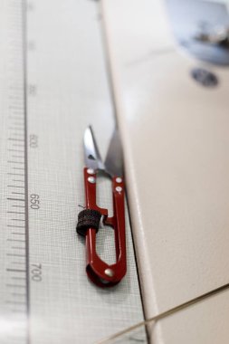 profesyonel atölye terzileri, makas, santimetre, düğmeler, kumaş