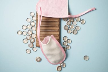 Sıfır atık kozmetik ürünleri. Çevre dostu banyo aksesuarları, banyo aletleri, fırça, eldiven, sünger. Plastiksiz. Güzellik ve vücut bakımı. 