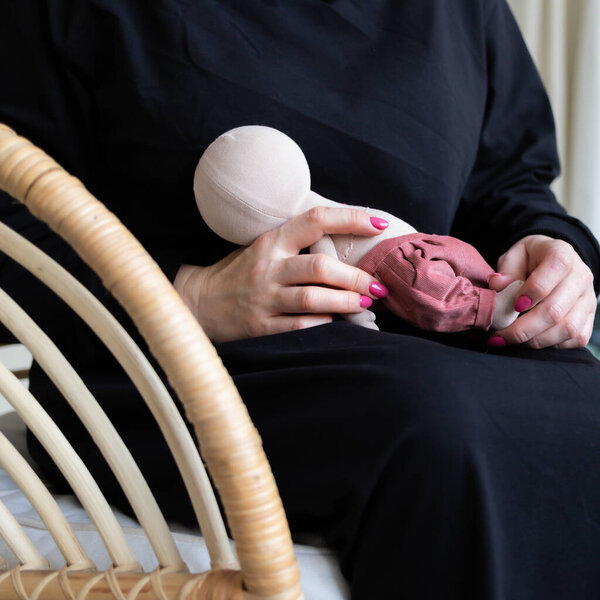 Крупный план творческого процесса шитья куклы, детали шитья куклы тканевой машины на фоне стола