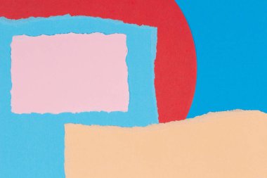 Kolaj arka planında yırtık kağıt var. Grunge, geometrik mavi ve kırmızı arka planda yırtık kenarlı pastel kağıt parçaları yırttı.