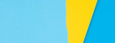 Yırtık grunge açık mavi renkli kağıt afiş arka planında yırtılmış sarı kağıt