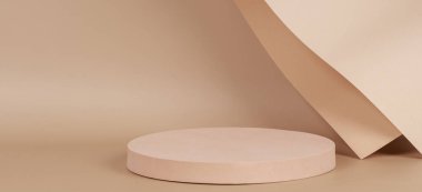 Ürün sunumu için boş yuvarlak podyum platformu ve pastel bej arka plan üzerine eğri şekilli kağıt içeren soyut moda kompozisyonu. Ön görünüm