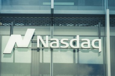 Nasdaq şirketi, 30 Mayıs 2021 'de Vilnius, Litvanya' daki modern ofisin logosunu imzaladı. Nasdaq ticaret, temizlik, takas teknolojisi, listeleme, bilgi ve kamu hizmeti sağlayıcılarının başında geliyor.