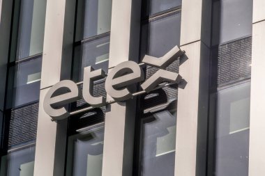 Vilnius, Litvanya - 12 Mayıs 2021: ofis duvarında Etex logosu. Etex Group NV, uluslararası çatı ve diğer yapı malzemeleri üreticisi.