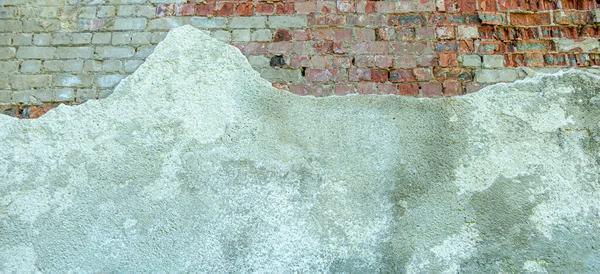Muro de ladrillo viejo enlucido gris con piezas de estuco astilladas. Grunge pared de ladrillo rojo y blanco con fondo de superficie dañado — Foto de Stock
