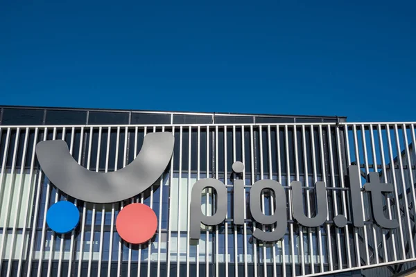 Vilnius, Litauen - 09. Oktober 2021: Pigu.lt-Logo an der Ladenwand. Pigu AG ist das größte E-Commerce-Unternehmen in den baltischen Staaten und betreibt Online-Shops in Litauen, Lettland und Estland — Stockfoto
