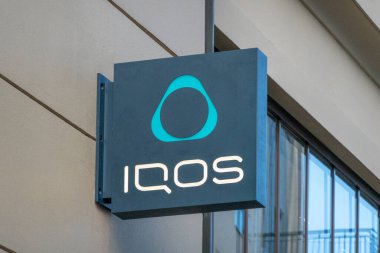 Vilnius, Litvanya - 16 Ekim 2021: Vilnius, Litvanya 'daki IQOS mağaza tabelası. IQOS tütün ısıtma sistemi, Heatstick markası