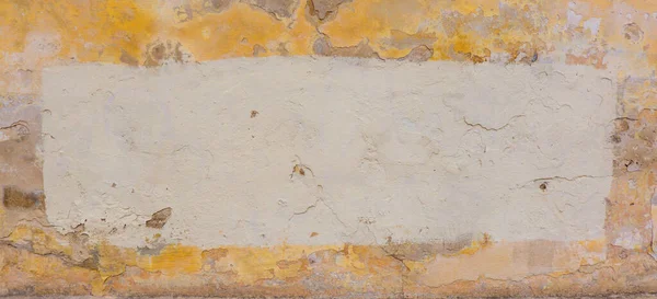 Gamla övergivna grunge gul vägg med färsk målning kopia utrymme för text — Stockfoto