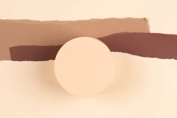 Vista superior para pódio de forma redonda geométrica para exibição de produto em fundo de papel rasgado de cor bege e marrom — Fotografia de Stock