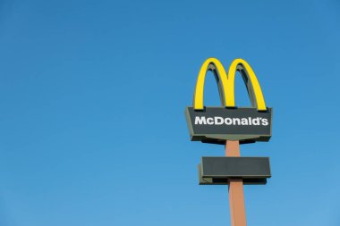 Vilnius, Litvanya - 09 Ekim 2021: Mavi gökyüzünün üzerinde McDonalds Restoran tabelası. McDonalds, dünyanın en büyük restoran zinciri olan bir Amerikan fast food şirketi.