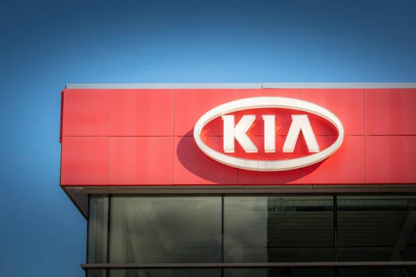 Vilnius, Lituania - 09 ottobre 2021: logo Kia Motors sul muro di costruzione della concessionaria. Kia Motors Corporation è una multinazionale automobilistica sudcoreana con sede a Seoul, Corea del Sud — Foto Stock