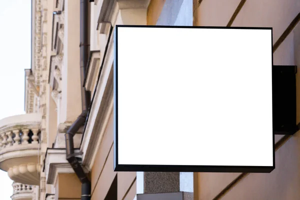 Szykuj się. Pusty biały prostokątny kształt szyldu na ścianie na zewnątrz. Oznakowanie sklepu, sklepu, kawiarni, restauracji — Zdjęcie stockowe
