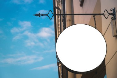 Model yap. Dışarıdaki duvarda beyaz yuvarlak bir tabela var. Dükkan, dükkan, kafe, restoran imzası