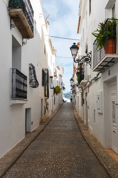 Arquitectura mediterránea tradicional. Hermosas casas blancas en calle estrecha en el casco antiguo de Altea, España — Foto de Stock