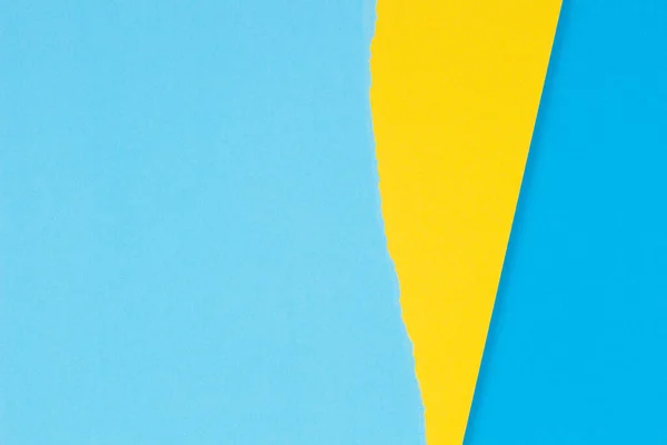 Σκισμένο grunge σκισμένο κίτρινο χαρτί σε ανοιχτό μπλε χρώμα banner χαρτί φόντο — Φωτογραφία Αρχείου