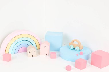 Renkli eğitici bebek oyuncakları ve geometrik şekiller podyumu, beyaz arka planda platform