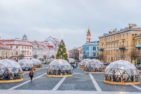 Vilnius, Litvanya - 13 Aralık 2018: Noel pazarı Vilnius Belediye Meydanı'nda. Noel Vilnius - Litvanya'nın başkenti en büyük Festivali — Stok fotoğraf