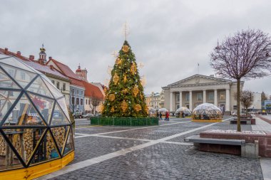 Vilnius, Litvanya - 13 Aralık 2018: Noel pazarı Vilnius Belediye Meydanı'nda. Noel Vilnius - Litvanya'nın başkenti en büyük Festivali