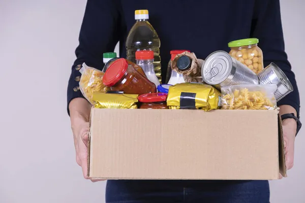 Kvinnan frivilliga händer hålla mat donationer box med livsmedel livsmedel produkter — Stockfoto