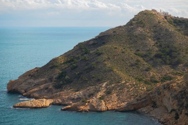Sierra Helada doğal parkı. Albir deniz feneri uçurumun tepesinde. Faro de Albir, Costa Blanca, İspanya