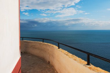 Albir Deniz Feneri, Costa Blanca, İspanya 'dan Akdeniz ve mavi gökyüzünün turkuvaz görüntüsü