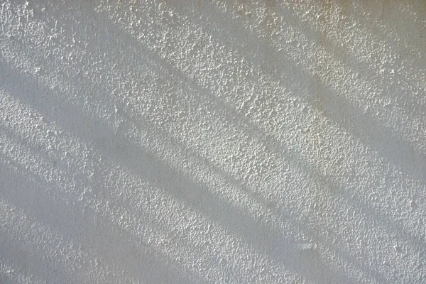 Ηλιακό φως με αφηρημένες διαγώνιες σκιές σε λευκό φόντο υφή τοίχου. Γεωμετρικές σκιές σε εξωτερικούς χώρους — Φωτογραφία Αρχείου