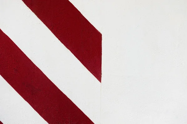 几何壁面纹理背景.旧的白色粉刷水泥墙，涂上了斜角红色条纹 — 图库照片