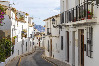 Altea, İspanya - 05 Mart 2020: Otantik beyaz evlere sahip güzel küçük İspanyol köyü Altea Caddesi 'ne bakın. Altea, Alicante ili, Akdeniz kıyısı, Costa Blanca, Valencia Topluluğu