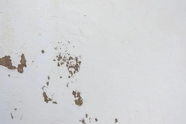 Alte rissige verwitterte schäbige weiß gestrichene verputzte abgeblätterte Wand Hintergrund. Gebrochene unebene Stuckwandtextur Tapete — Stockfoto
