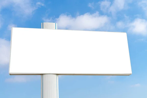 Burla de gran cartelera blanca horizontal en blanco en el cielo azul con fondo de nubes blancas — Foto de Stock