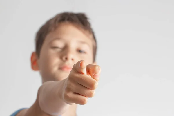 Kid pekar pekfingret direkt på kameran, väljer eller väljer något eller plockar någon framför dem — Stockfoto