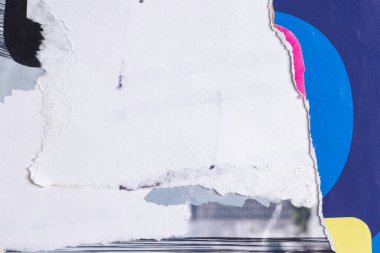 Eski beyaz grunge yırtık kolaj posterleri buruşmuş kağıt pankart dokusu arkaplanı metin veya resim için kopyalama alanı